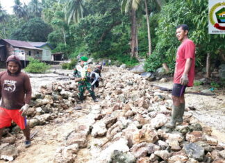 Babinsa Koramil 07/Palmatak Goro Bersama Warga Menyusun Batu Jalan Dusun