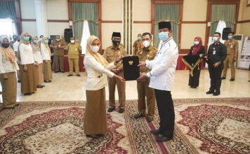 Gubernur Kepri Isdianto Serahkan SK Kepada 1.205 Orang THL Menjadi PTT