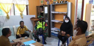 Babinsa Koramil 07/Palmatak Jalin Silaturahmi Dengan Perangkat Desa Binaan