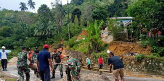 Koramil 02/ Tarempa Gelar Karya Bhakti dengan Instansi Terkait Pasca Longsor di Siantan