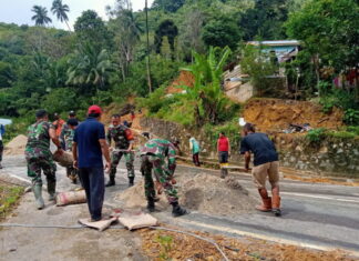 Koramil 02/ Tarempa Gelar Karya Bhakti dengan Instansi Terkait Pasca Longsor di Siantan