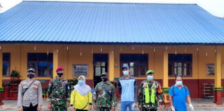 Polsek Serasan Lakukan Penyemprotan Cairan Disinfektan di SDN 001 Subi