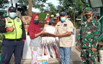 Perwakilan PT BAI Bersama Danramil 02/0315 Bintan Serahkan Paket Sembako Kepada Warga Terdampak Banjir di Bintan