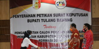 Bupati Tulang Bawang, Hj. Winarti SE.MH, Serahkan SK CPNS Secara Virtual
