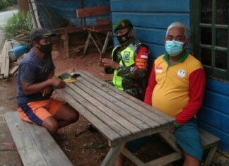 Babinsa Koramil 07/Palmatak Jalin Komsos dengan Warga Binaan Pengrajin Mebel