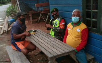 Babinsa Koramil 07/Palmatak Jalin Komsos dengan Warga Binaan Pengrajin Mebel