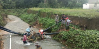 Pasca Banjir Bandang, Koramil 02/Tarempa Goro Bersihkan Sungai Bersama Warga Binaan