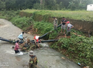 Pasca Banjir Bandang, Koramil 02/Tarempa Goro Bersihkan Sungai Bersama Warga Binaan