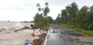 VIDEO : Gelombang Pasang Musim Utara Terjang Bibir Pantai Natuna