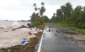 VIDEO : Gelombang Pasang Musim Utara Terjang Bibir Pantai Natuna