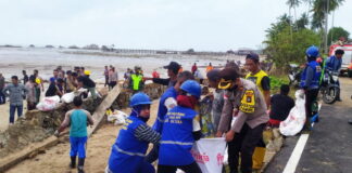 Cegah Abrasi Pantai, Kapolres Natuna Ikut Serta Gotong Royong Bersama Warga