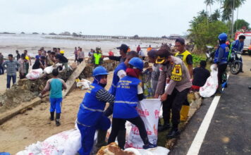 Cegah Abrasi Pantai, Kapolres Natuna Ikut Serta Gotong Royong Bersama Warga