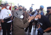 Singgah di Tanjungpinang, Rahma Beri Tanjak dan Batik ke Sandiaga Uno