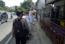 Cegah Covid-19, Sat Sabhara Polres Tanjungpinang Semprotkan Desinfektan