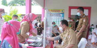 Sekda Tulang Bawang Ikut Suntik Vaksin Covid-19