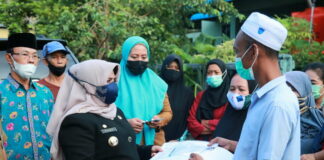 Walikota Kembali Serahkan Kartu Pelanggan Gas 3 Kg di Kelurahan Tanjung Ayun Sakti