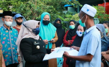 Walikota Kembali Serahkan Kartu Pelanggan Gas 3 Kg di Kelurahan Tanjung Ayun Sakti