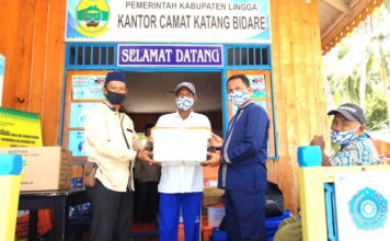 Sekcam Katang Bidare Terima Langsung Bantuan dari BPBD dan Dinsos Lingga Untuk Warga Terkena Musibah