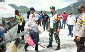 Babinsa Koramil 04/Letung Bersama Tim Gugus Tugas Perketat Pengamanan Pelabuhan Berhala