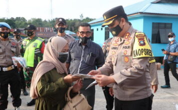 Polres Lingga Lakukan Edukasi Pembagian Masker Gratis