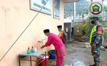 Koramil 02/Tarempa Pantau Penerapan Prokes Belajar Tatap Muka Pertama di SMPN 2 Kelurahan Tarempa