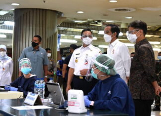 Presiden Jokowi Sidak Vaksinasi Massal Pedagang di Pasar Tanah Abang