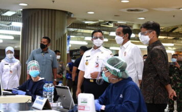 Presiden Jokowi Sidak Vaksinasi Massal Pedagang di Pasar Tanah Abang