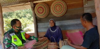 Babinsa Desa Cemaga Selatan Serda Kurnia Irwan Jalin Komsos dengan Warga Binaan Pengrajin Anyaman Rotan