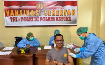 Terima Suntikan Vaksin, Kapolres Natuna Mengajak Sukseskan Vaksinasi Menuju Indonesia Sehat