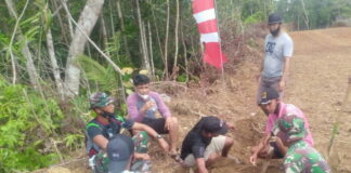 Lepas Lelah, Satgas Nikmati Snack Biskuit Bersama Warga di Lokasi TMMD