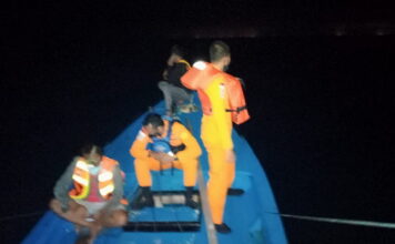 KPP Natuna Lakukan Penyelamatan Terhadap Nelayan Mati Mesin Kapal di Pulau Laut