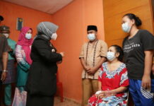 Jenguk Warga Sedang Sakit, Rahma Beri Bantuan