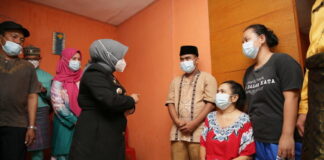 Jenguk Warga Sedang Sakit, Rahma Beri Bantuan