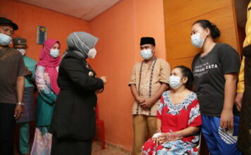 Jenguk Warga Sedang Sakit, Rahma Beri Bantuan