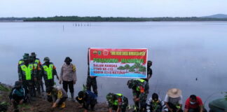 Cegah Abrasi, Satgas TMMD Tanam Pohon Mangrove di Tepi Pantai Pering