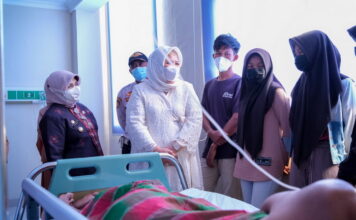 Keluarga Pasien Terharu Rahma dan Marlin kunjungi Pasiendi RSUP