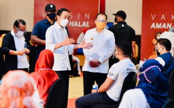 Presiden Tinjau Vaksinasi Massal Para Guru di Makassar
