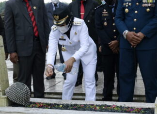 HUT Tulang Bawang Ke – 24, Bupati Winarti Ziarah dan Tabur Bunga ke Makam Pahlawan
