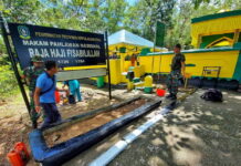 Prajurit Lanud RHF dan Masyarakat Pulau Penyengat Perindah Komplek Makam Raja Haji Fisabilillah
