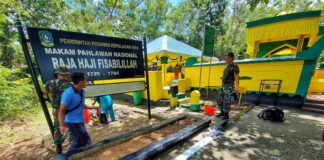 Prajurit Lanud RHF dan Masyarakat Pulau Penyengat Perindah Komplek Makam Raja Haji Fisabilillah