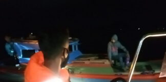Tim SAR Evakuasi Dua Orang Nelayan Mati Mesin Kapal di Laut