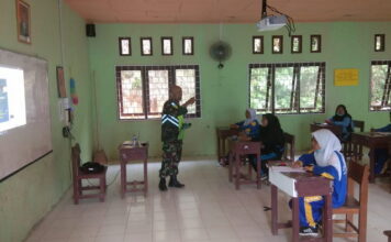 Babinsa Koramil 02/Tarempa Berikan Materi Wasbang dan Bela Negara ke Siswa SMP Negeri 4 Air Bini