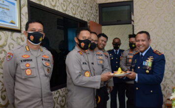 Kapolda Kepri Beri Kejutan HUT TNI AU Ke-75, di Lanud Hang Nadim Batam