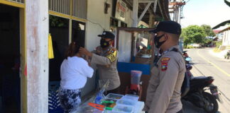 Polsek Serasan Gelar Pengamanan Pasar Ramadhan Serta Bagikan Masker Gratis