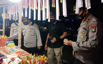 Tekan Penyebaran Covid-19, Kapolsek Daik Lingga Patroli bersama Satpol PP