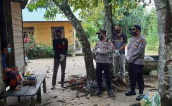 Kapolsek Daik Lingga Berikan Bantuan Sembako ke Pasien Covid-19