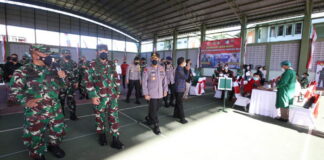 Panglima TNI dan Kapolri Tinjau Vaksinasi Drive Thru di Bali