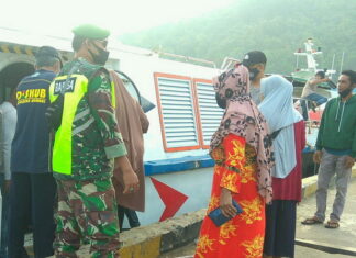 Babinsa Koramil 02/Tarempa Lakukan Pengawasan Prokes Penumpang MV VOC Batavia