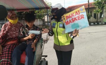 Cegah Penyebaran Covid 19, Satlantas Polres Tanjung Balai Bagikan Masker