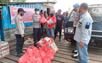 Dalam Rangka Hari Buruh Sedunia, Polsek Daik Lingga Bagi-bagi Sembako